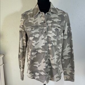 HOLLISTER Women’s Camo Button Up Shirt Size L Retail $44.95